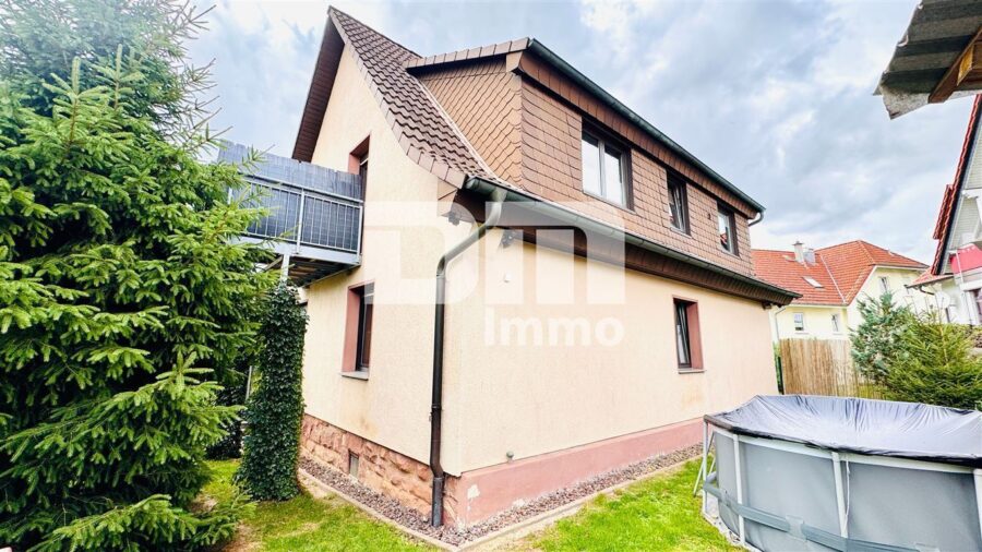 Helle Dreizimmerwohnung mit Terrasse + Stellplatz in saniertem Zweifamilienhaus - Rückansicht